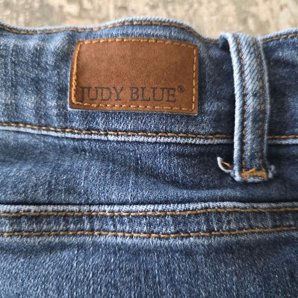 Judy Blue Woman's Cuffed Hem Jean Shorts Size 3XL - Picture 2 of 8